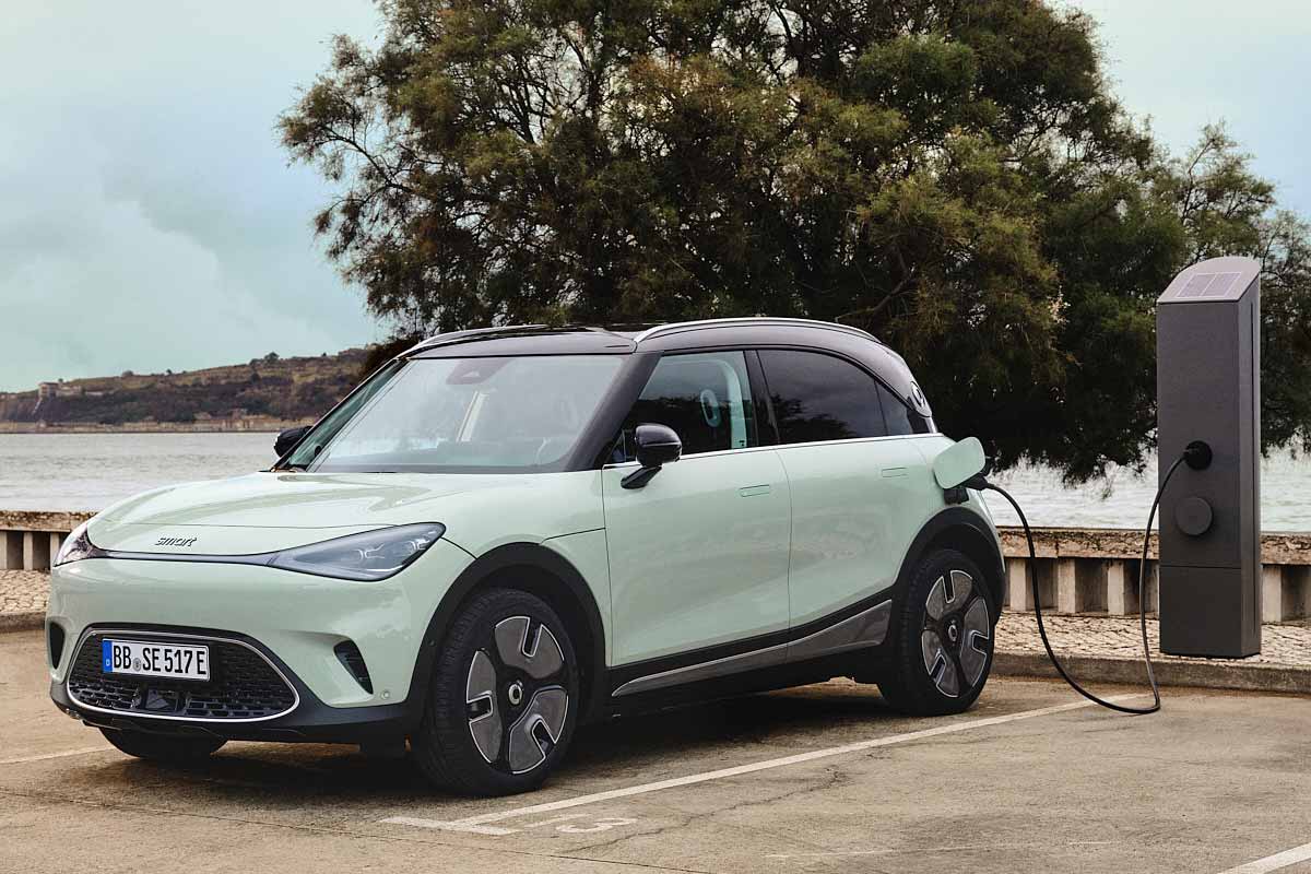 Primo piano di una Smart #1 suv elettrica mentre ricarica le batterie