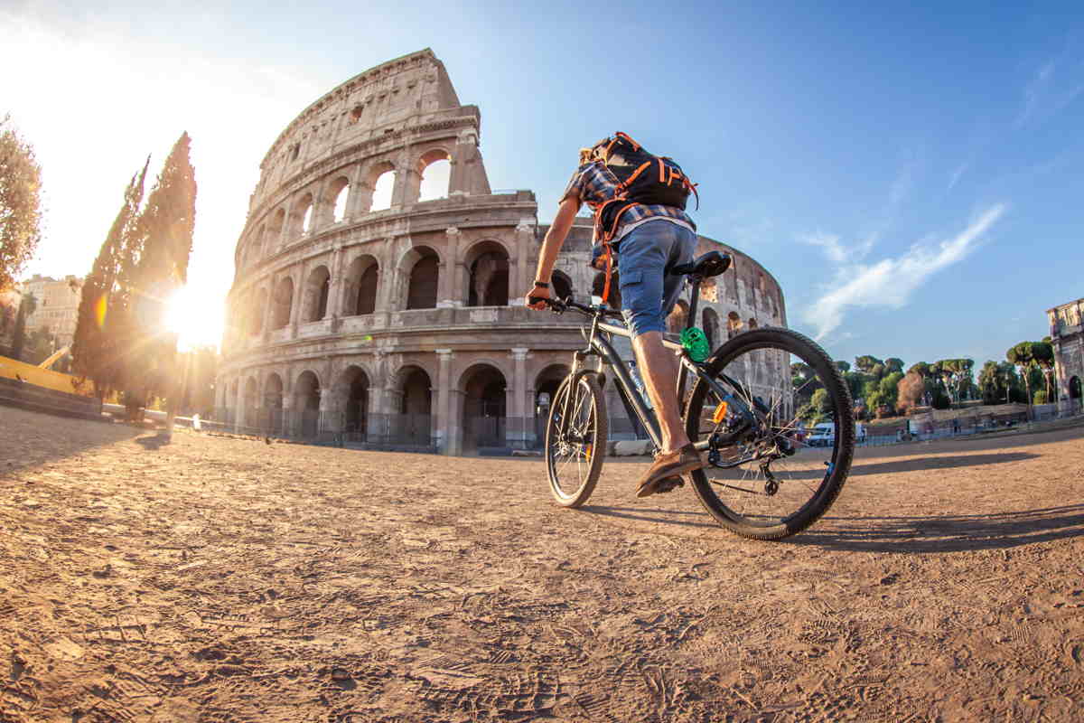 Uomo al Colosseo in bicicletta