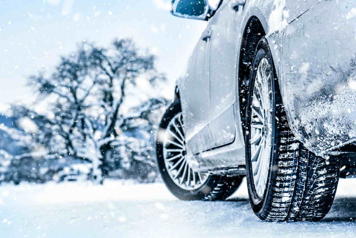 Auto su strada innevata