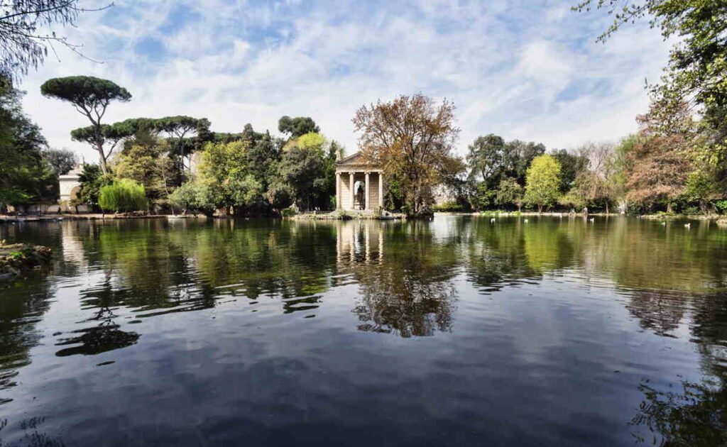 Vista del Tempio di Esculapio in Villa Borghese a Roma