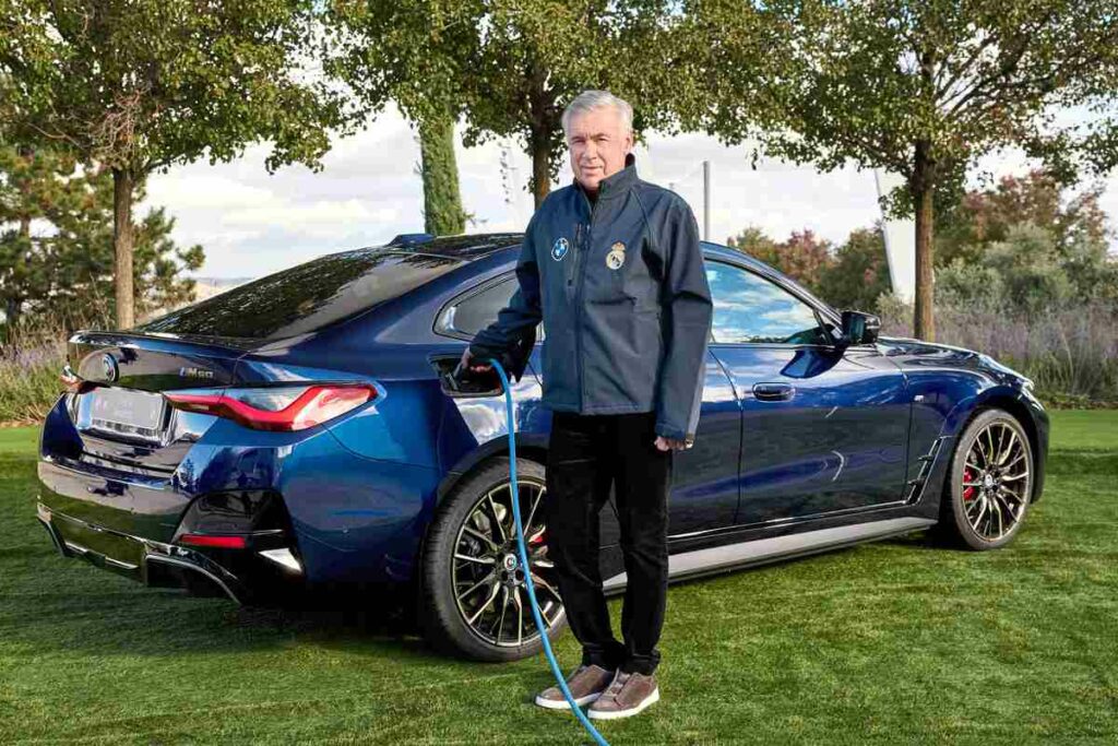 Ancelotti con la sua nuova BMW