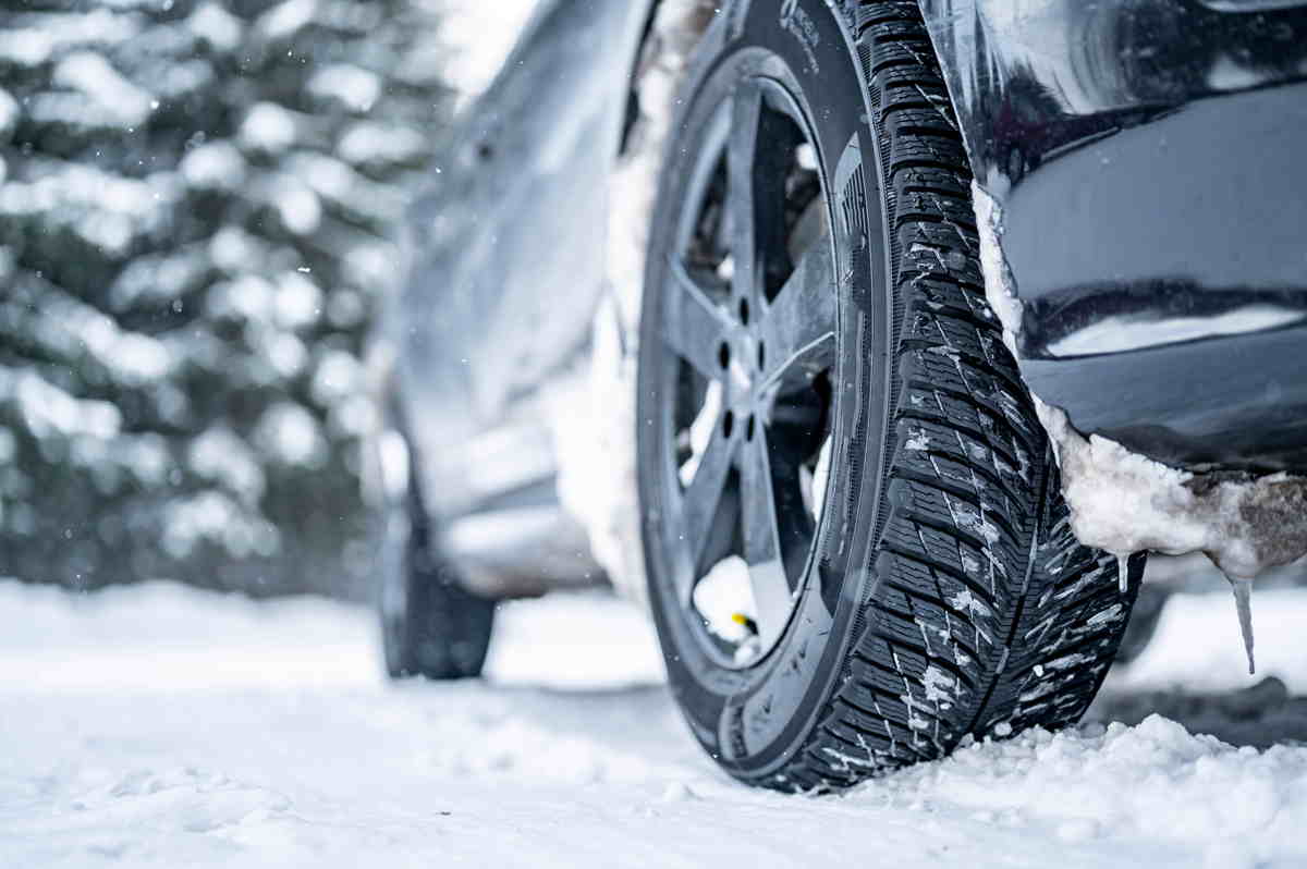 Pneumatico invernale su strada innevata