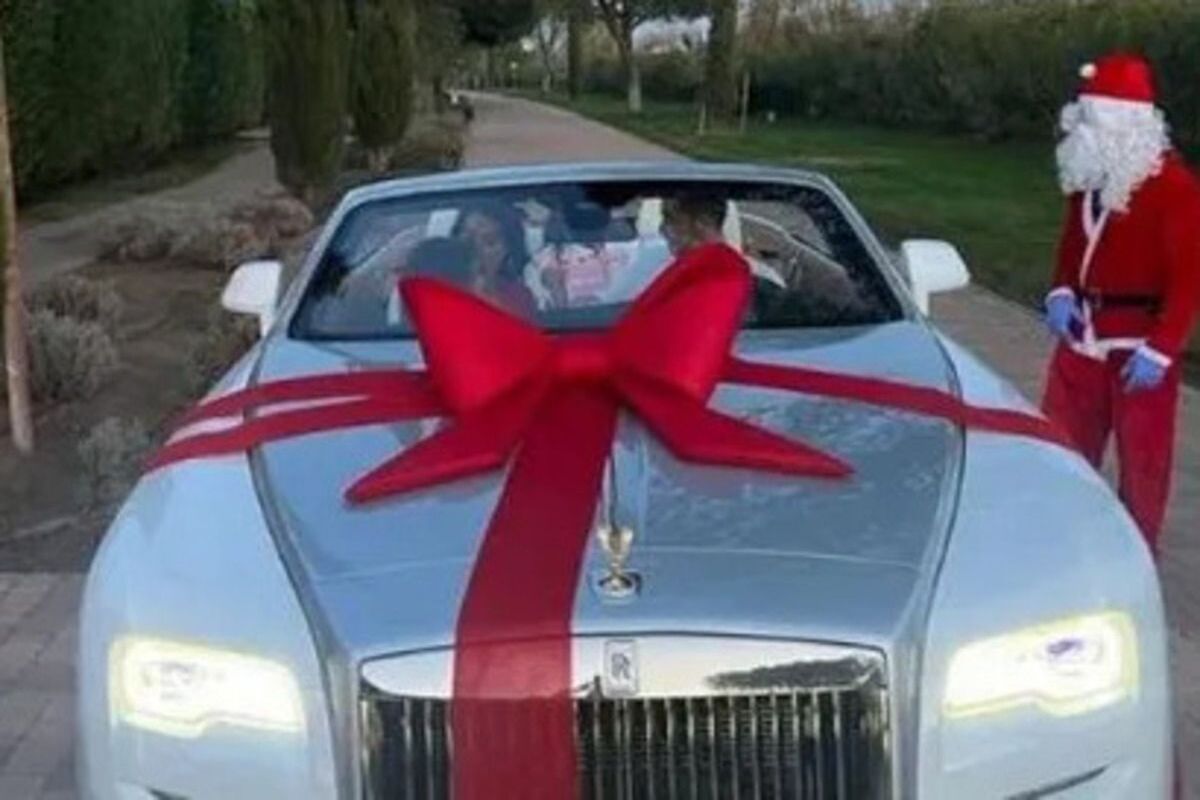 Cristiano Ronaldo con la sua nuova Rolls Royce Dawn