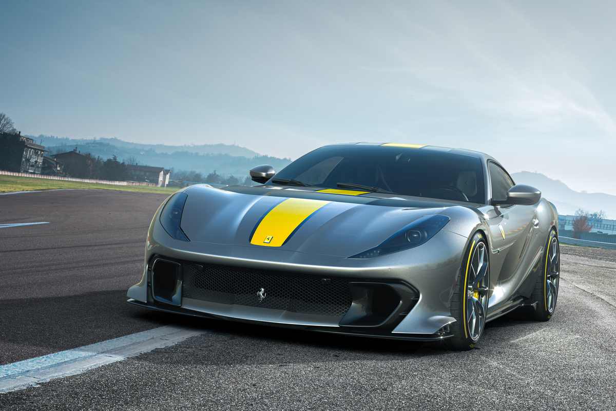 Ferrari 812 Competizione, la sportiva sotto l’albero del pilota Carlos Sainz