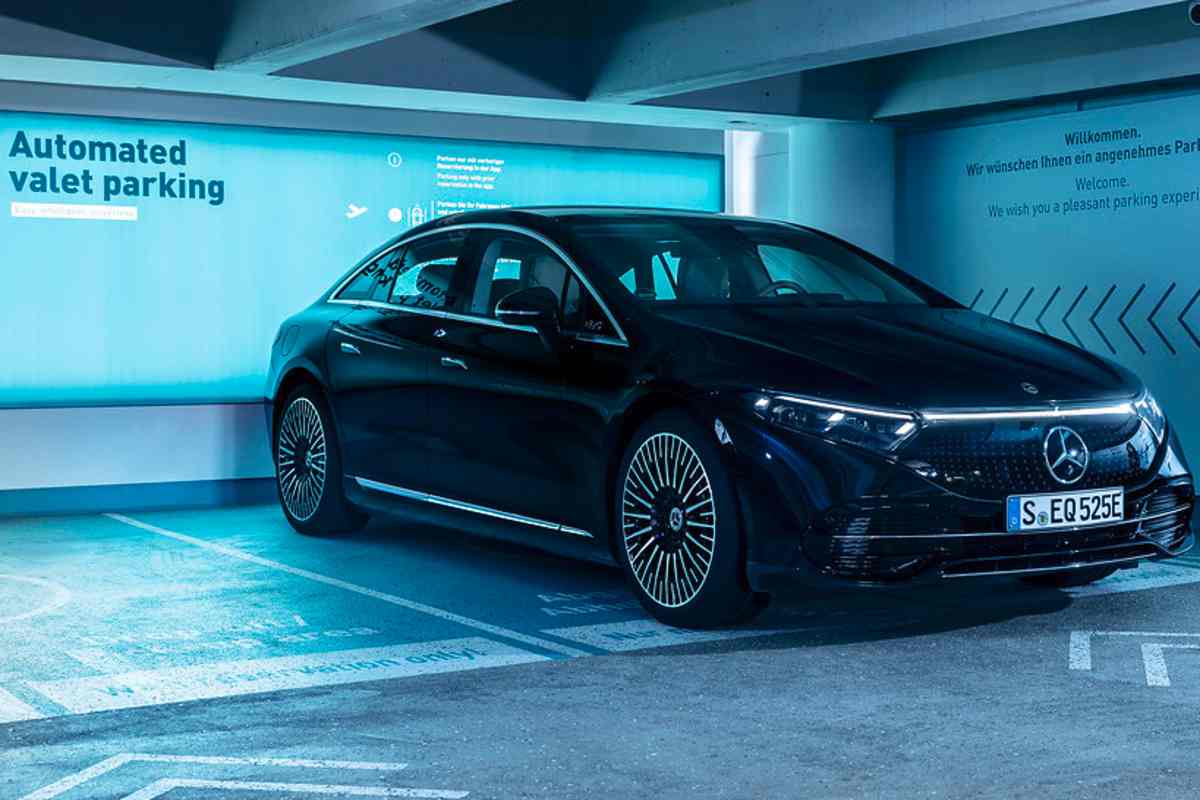 Mercedes, ora le auto si parcheggiano da sole