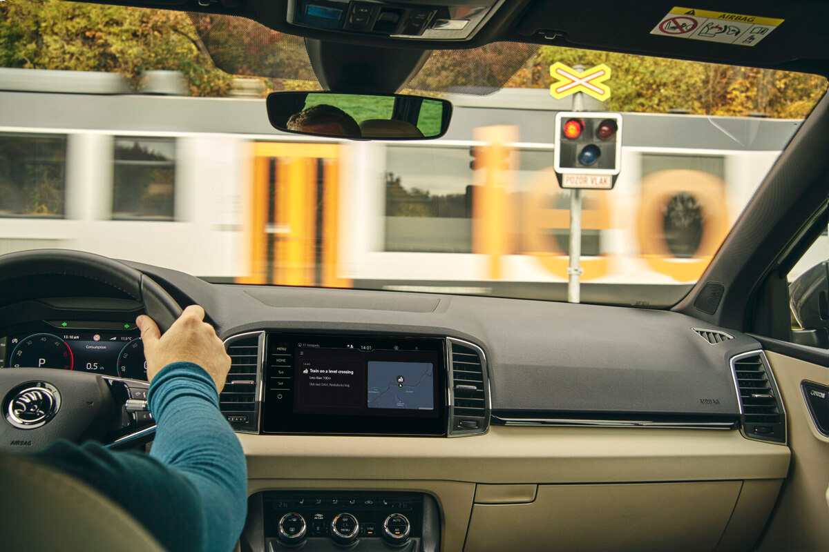 Il sistema Skoda che riconosce il passaggio a livello