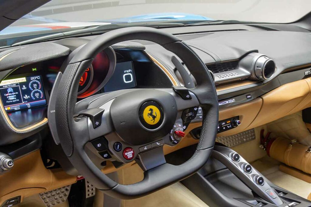Gli interni della Ferrari 812 GTS