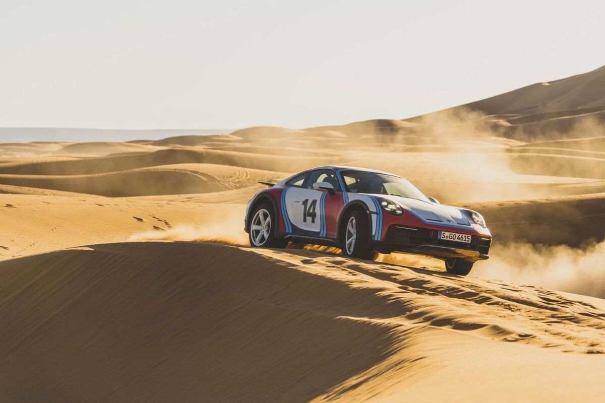Porsche 911 Dakar, la sportiva tedesca sceglie la storica livrea Martini
