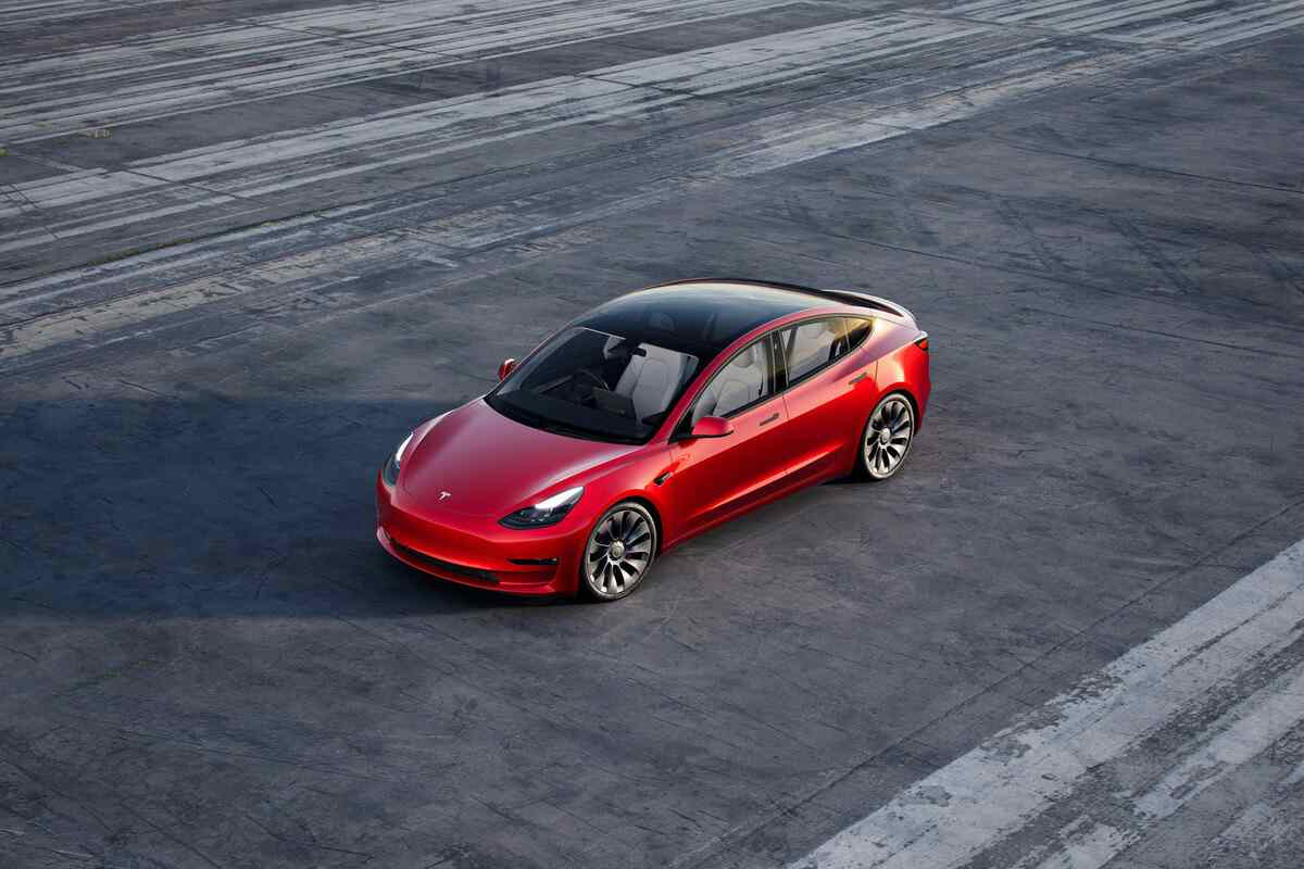 Tesla rivede ancora i listini al ribasso: ora Model 3 accede agli incentivi