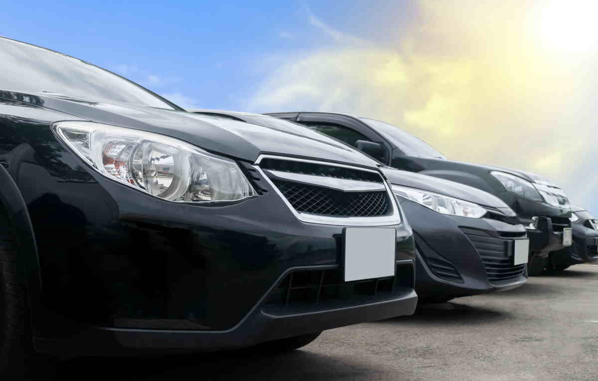 Mercato auto, calano i prezzi: le case auto rivedono i listini al ribasso