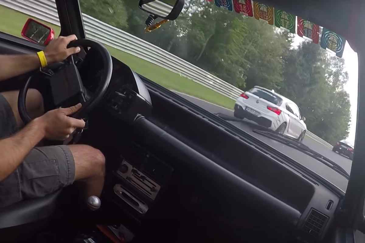 Con la Fiat Uno Turbo contro Porsche e Ferrari, la sfida è da brividi e l’esito inaspettato