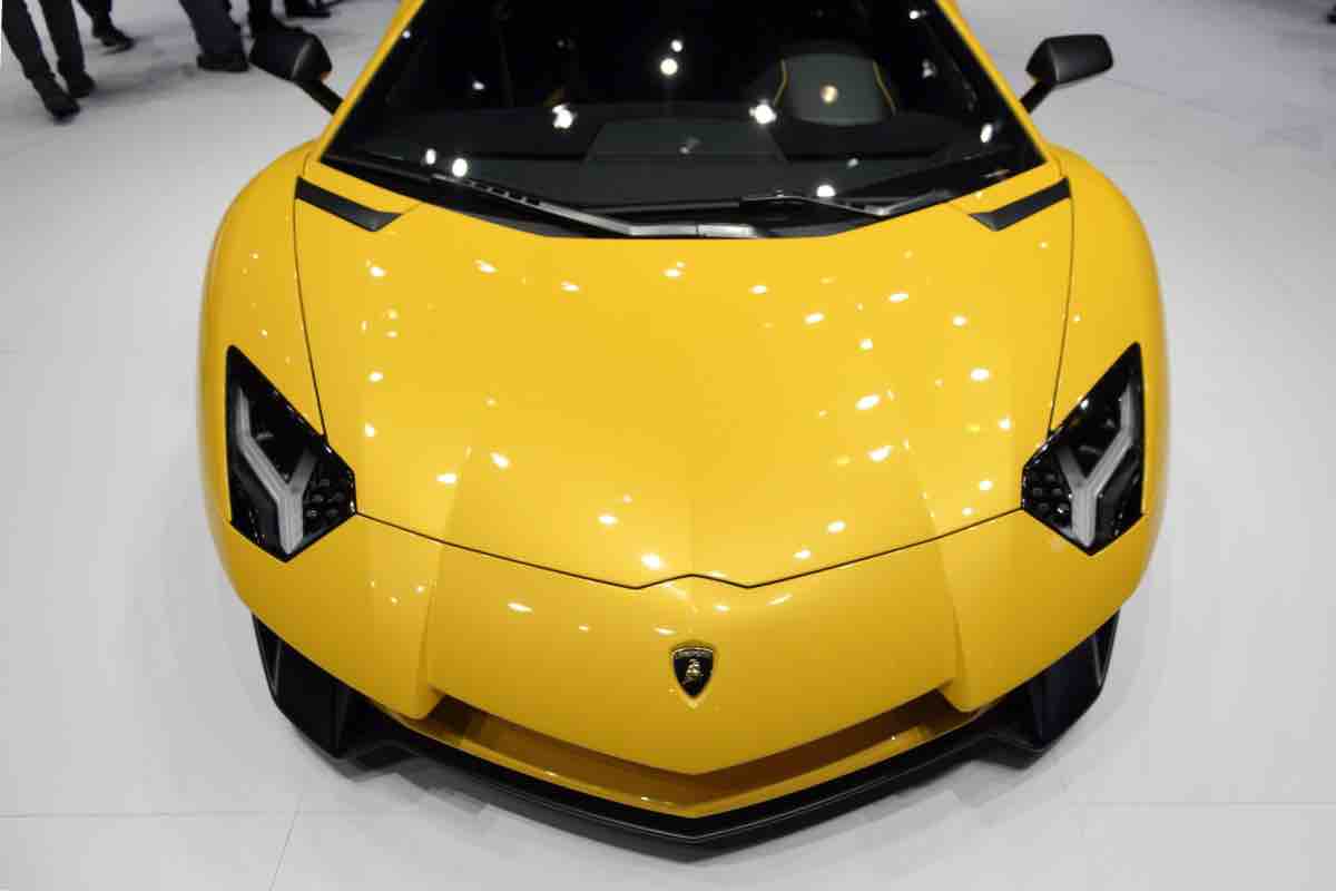 Si becca una multa alla guida della sua Lamborghini: la reazione è assurda