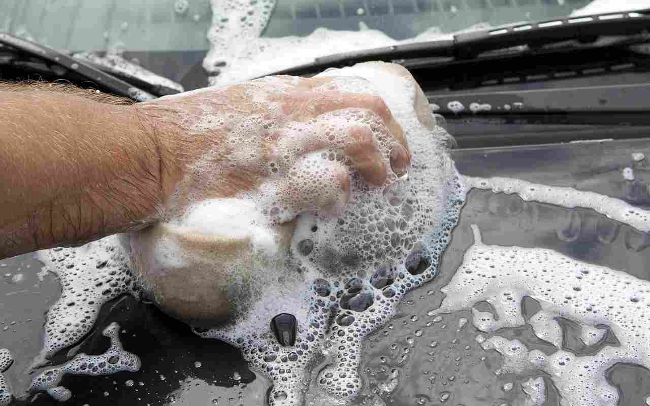 Lavaggio auto, se lo fai rischi di rovinare la tua auto: cosa evitare