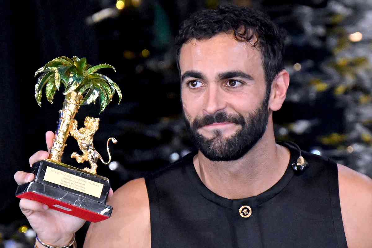 Marco Mengoni e la sua auto (ANSA)