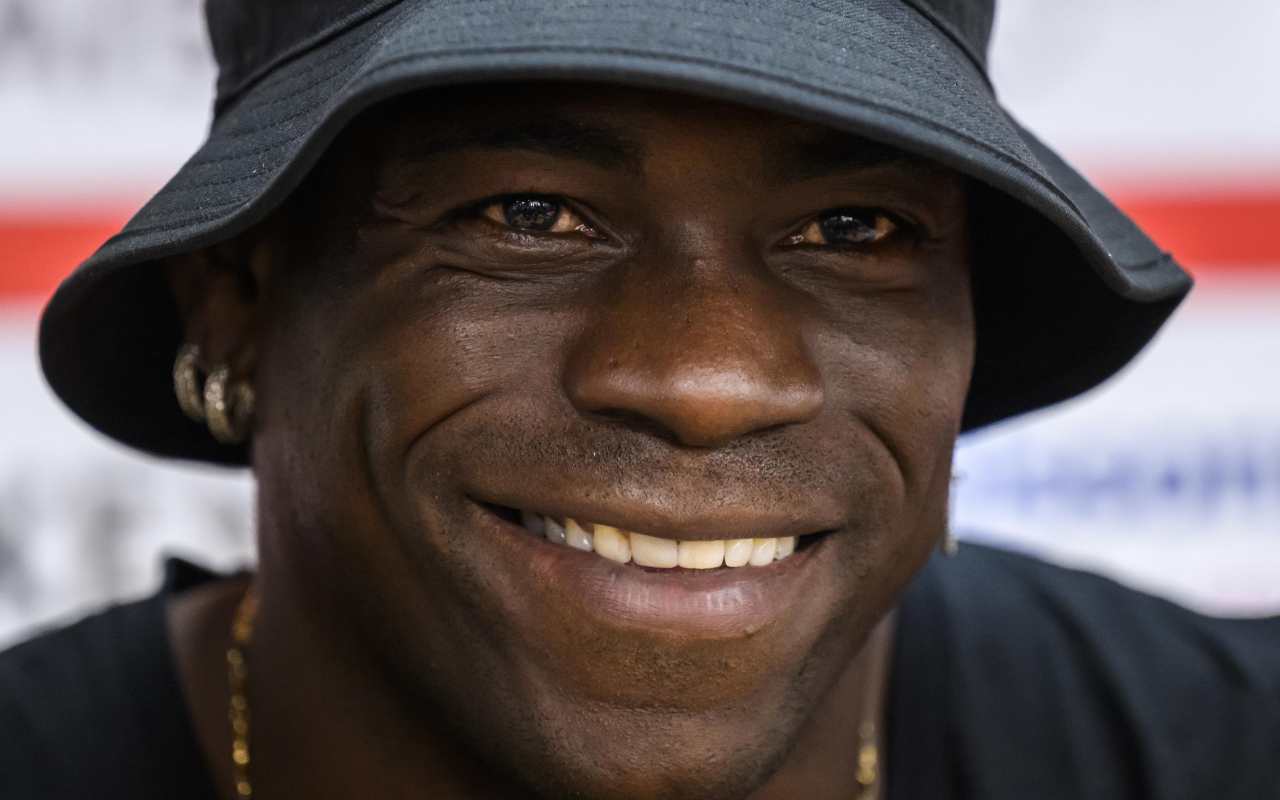 Balotelli, che auto guida Super Mario? È un missile: non indovinerete mai il modello