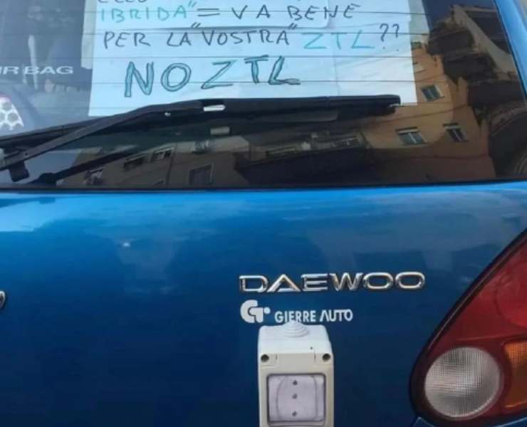 Gesto automobilista ZTL protesta roma