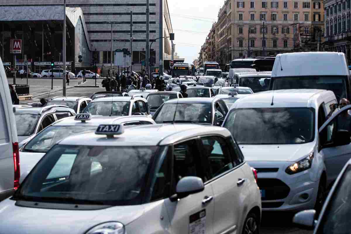 A “slick” motorist solves a traffic problem with his old car in Rome: photo goes viral