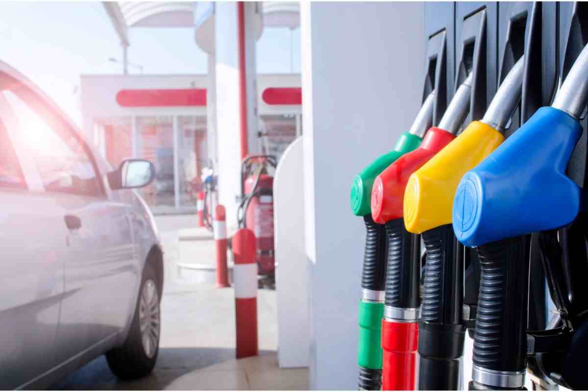 auto distributore carburante