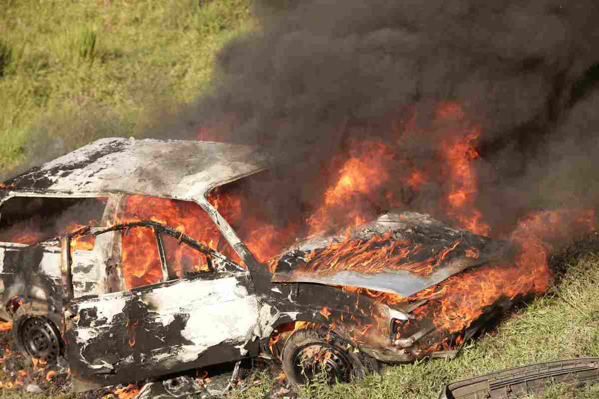 Auto fiamme, Tesla auto elettrica