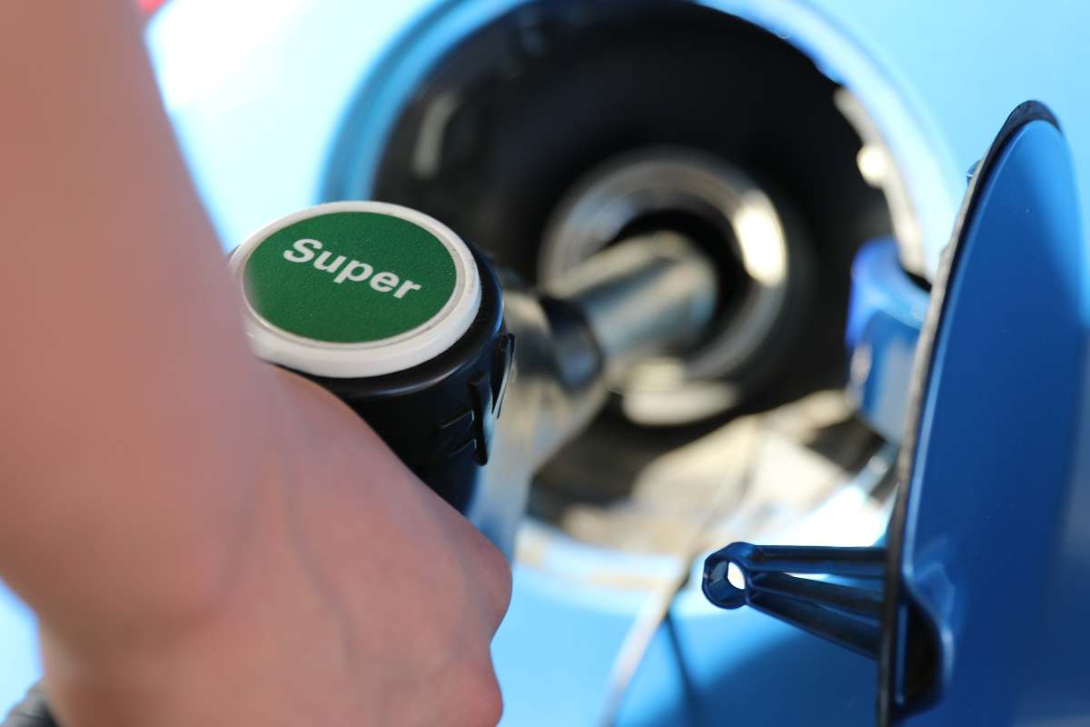 Benzina per lavare auto metodo