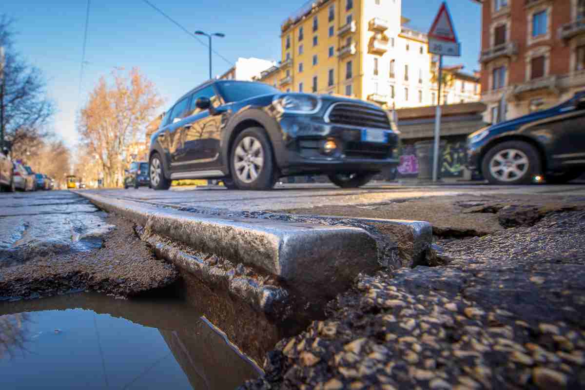 Come richiedere risarcimento danni per una buca stradale