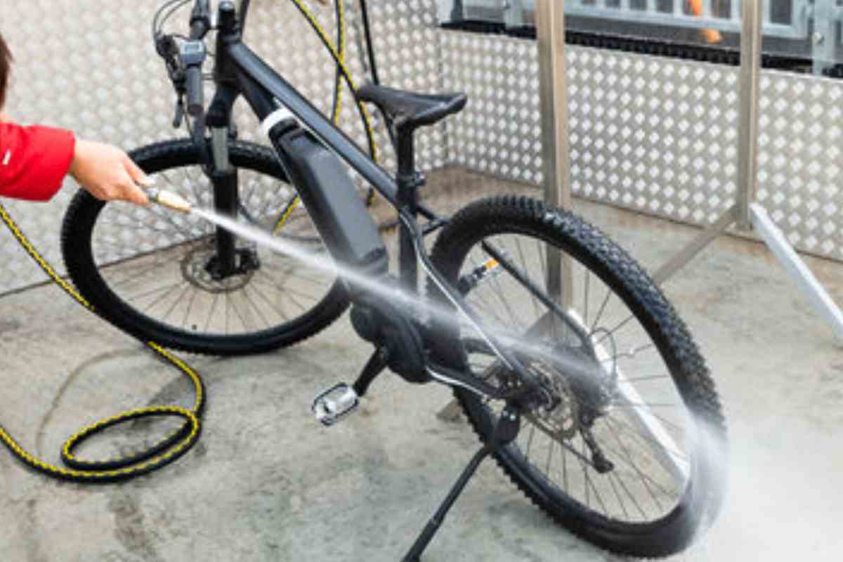 Dalla pompa ai detersivi, errori e consigli con la e-bike: promossi e bocciati