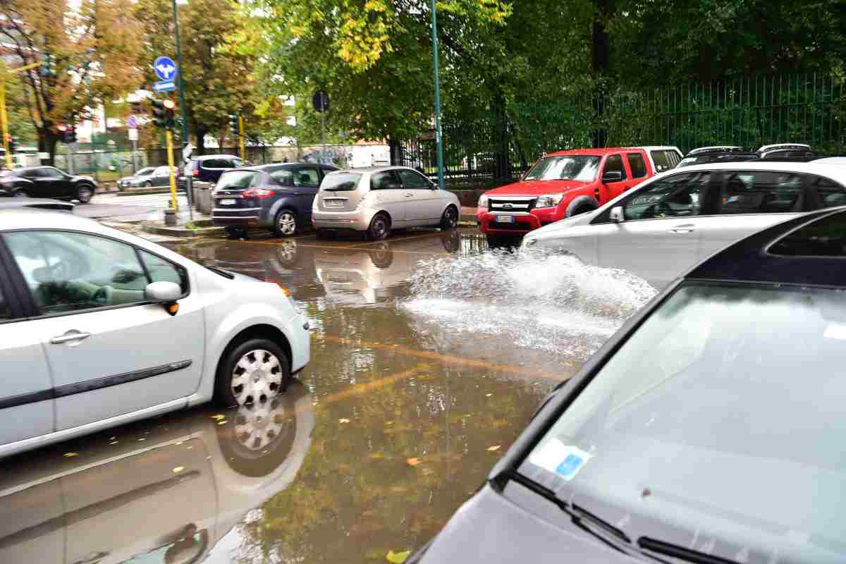 Come guidare su una strada allagata, consigli e trucchi