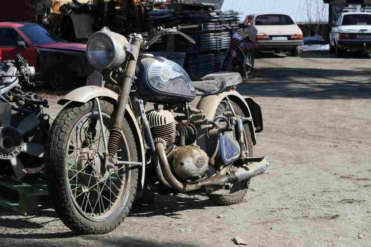 Moto abbandonata in un Garage, scoperta sensazionale