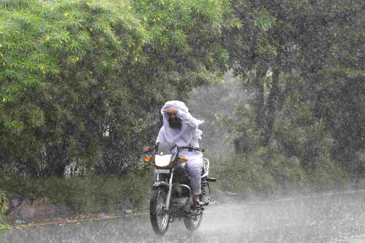 Guidare moto o scooter con la pioggia