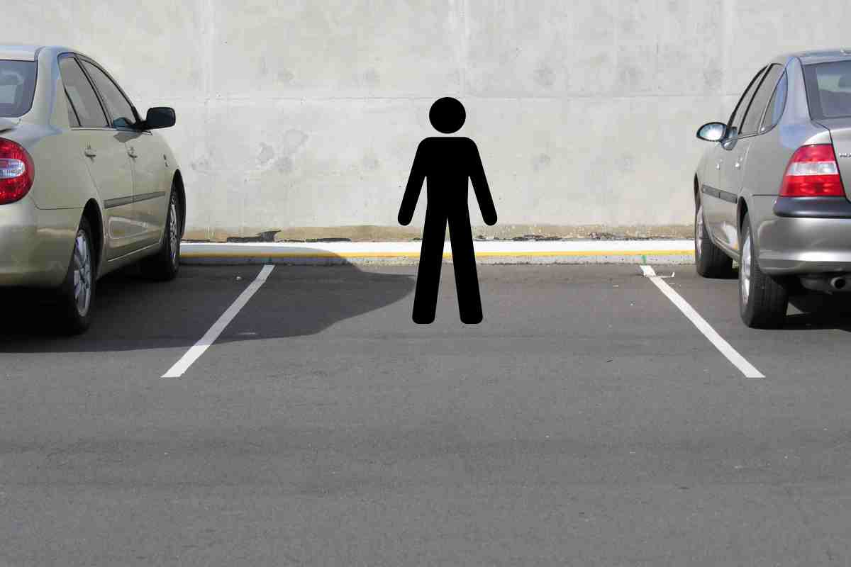 Bloccare un parcheggio (a piedi) è legale? Cosa dice la legge