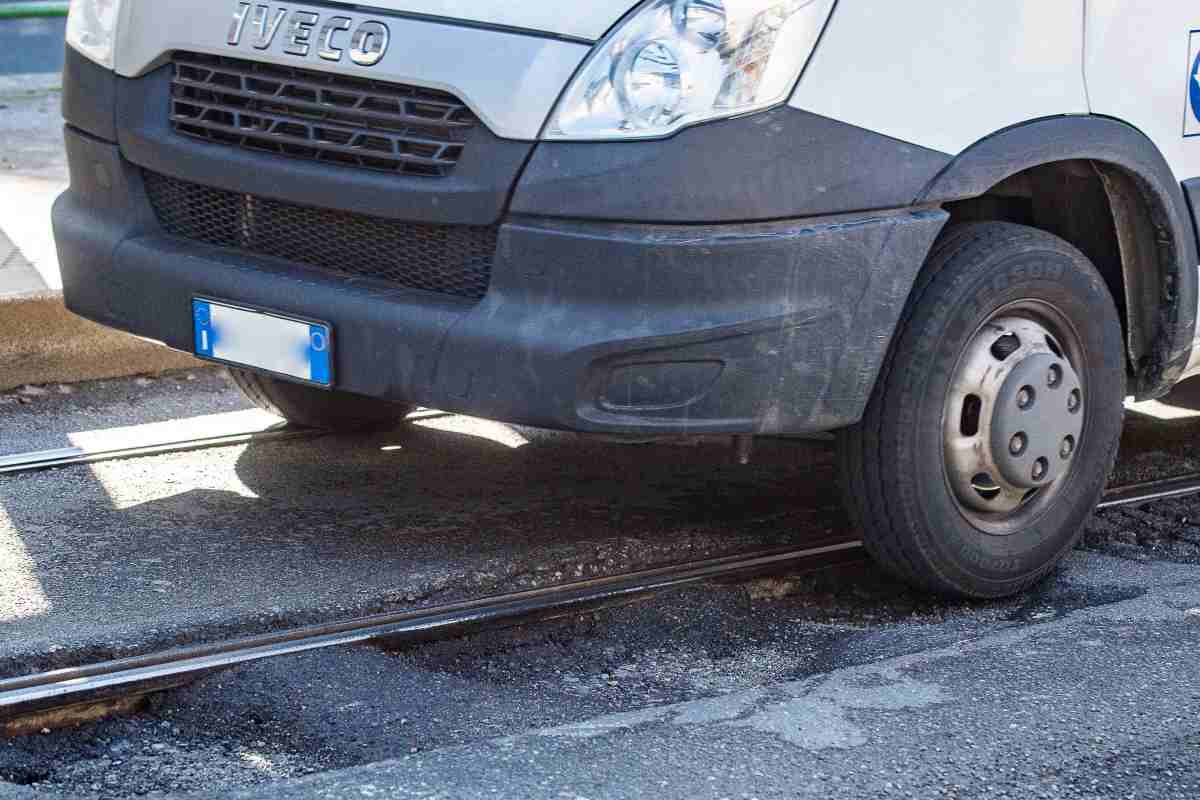 Come richiedere risarcimento danni per una buca stradale