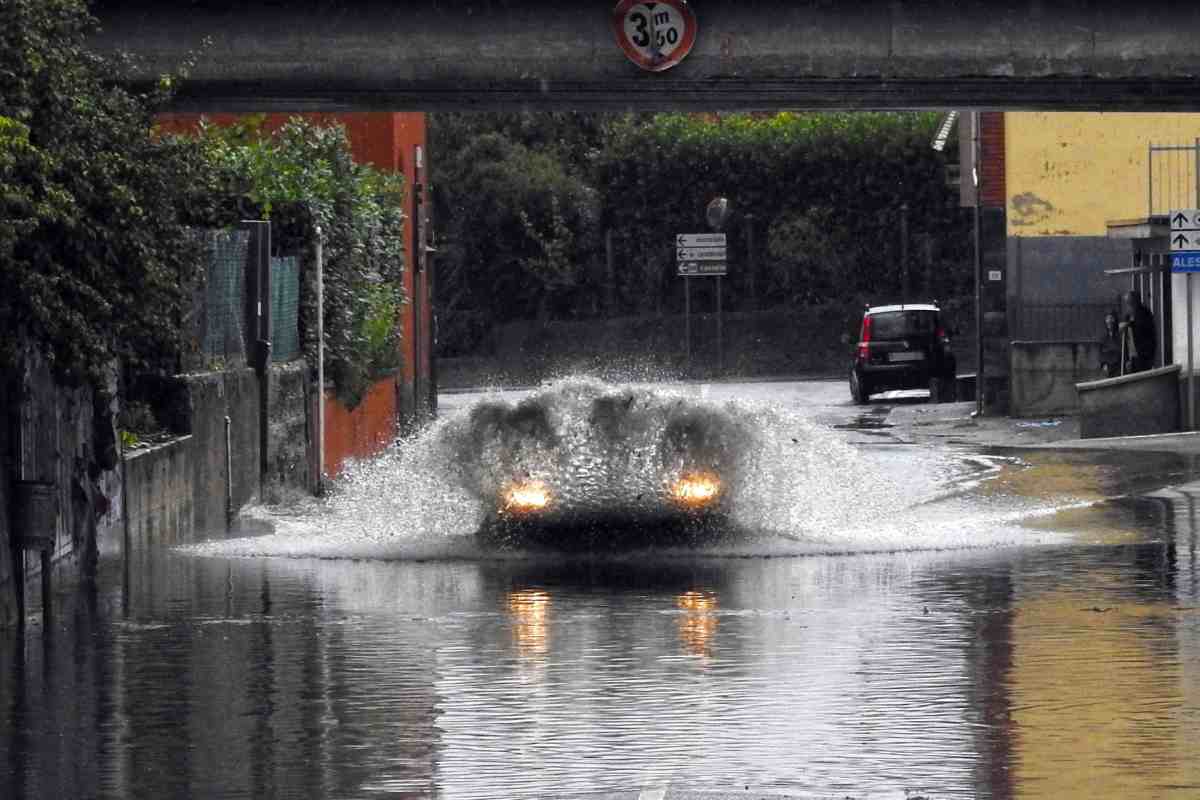 Come guidare su una strada allagata, consigli e trucchi