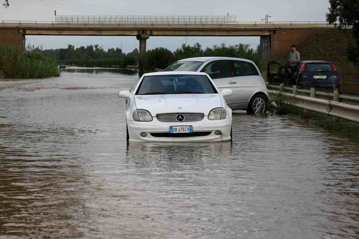 Come guidare su una strada allagata, consigli e trucchi