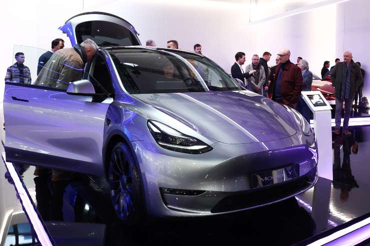 Tesla Model Y in fiamme