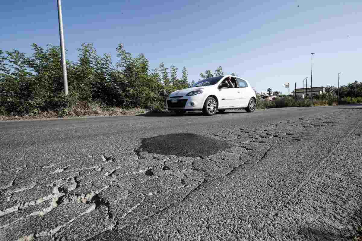 Come richiedere risarcimento danni per una buca stradale