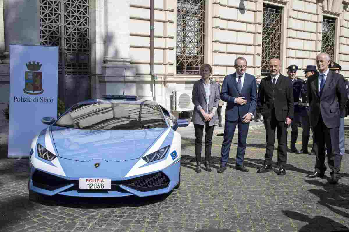 auto polizia lamborghini