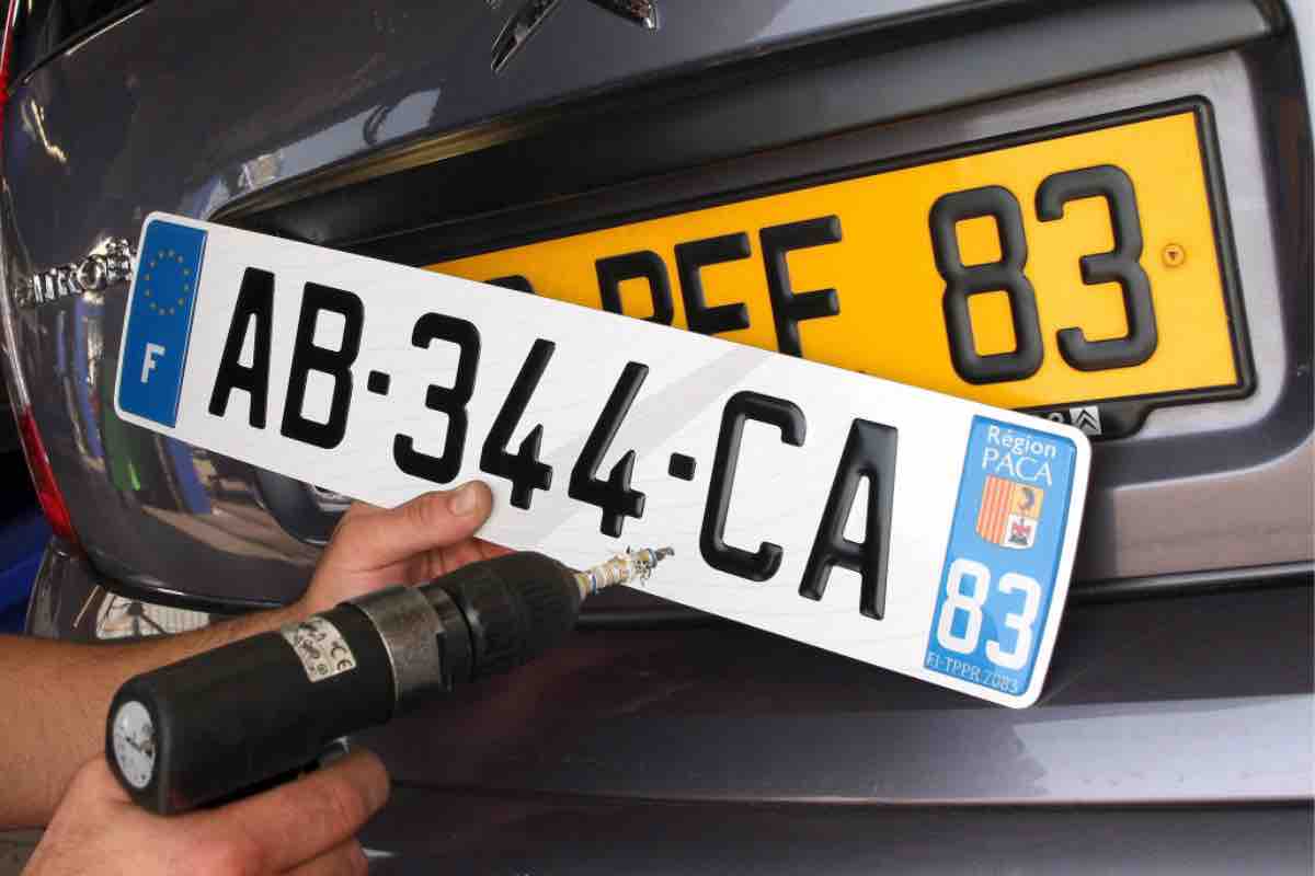 Sostituire la targa auto