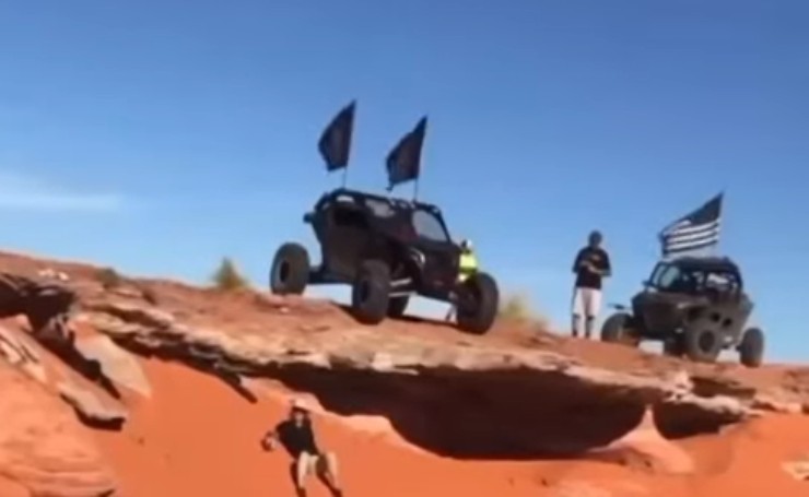 Un'auto cade da un dirupo a una pazzesca altezza