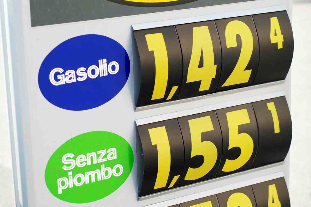 benzina diesel prezzi distributore