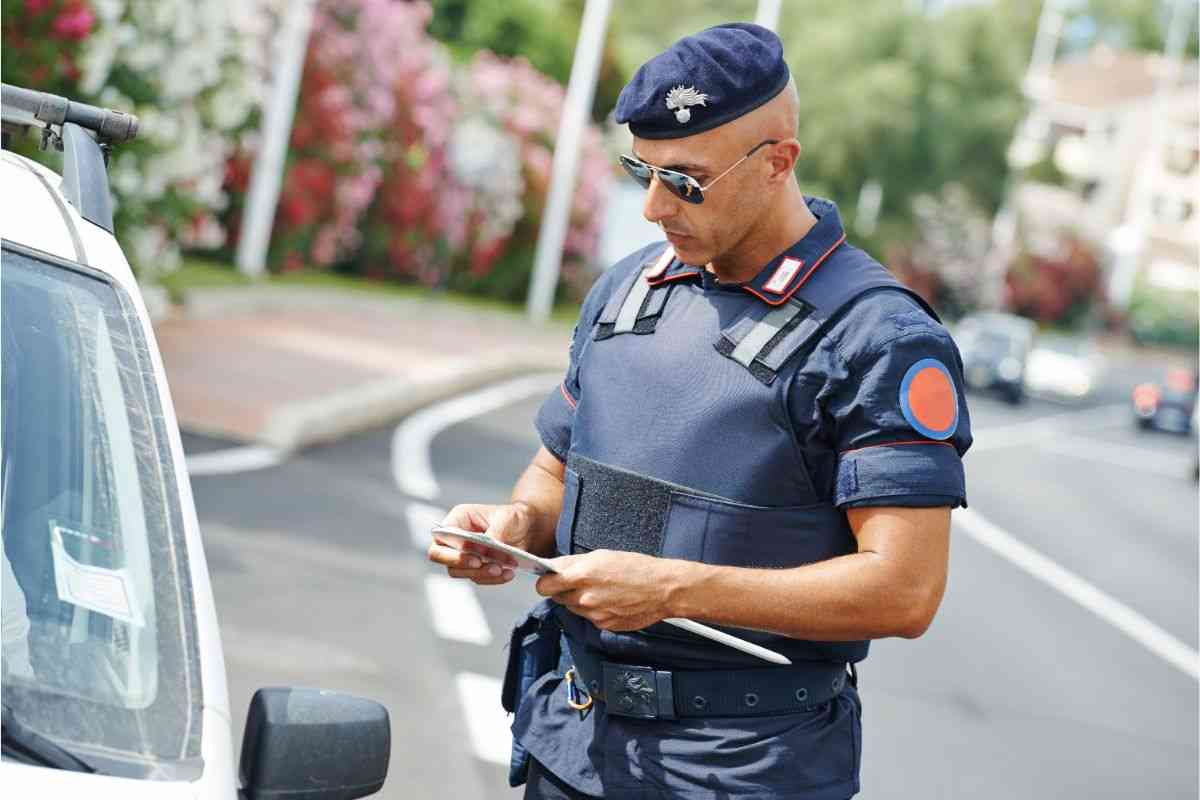 controllo patente carabiniere