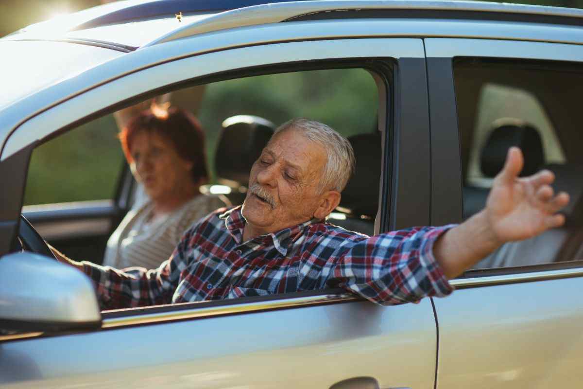 coppia anziana auto