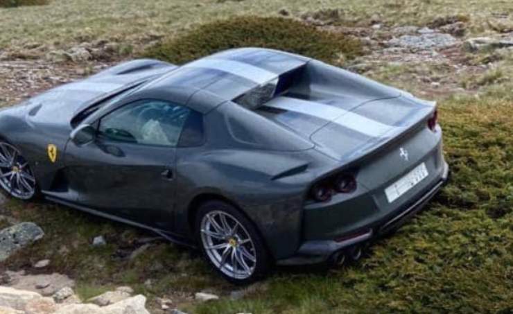 Ferrari 812 GTS, vi ferma fuori dalla strada