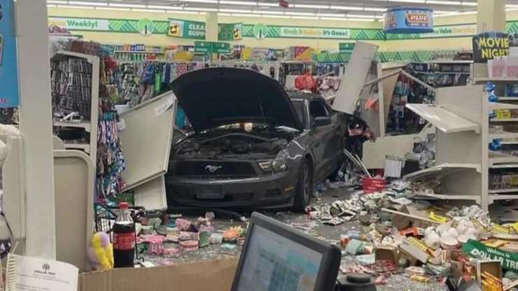 Ford Mustang incidente nel supermercato