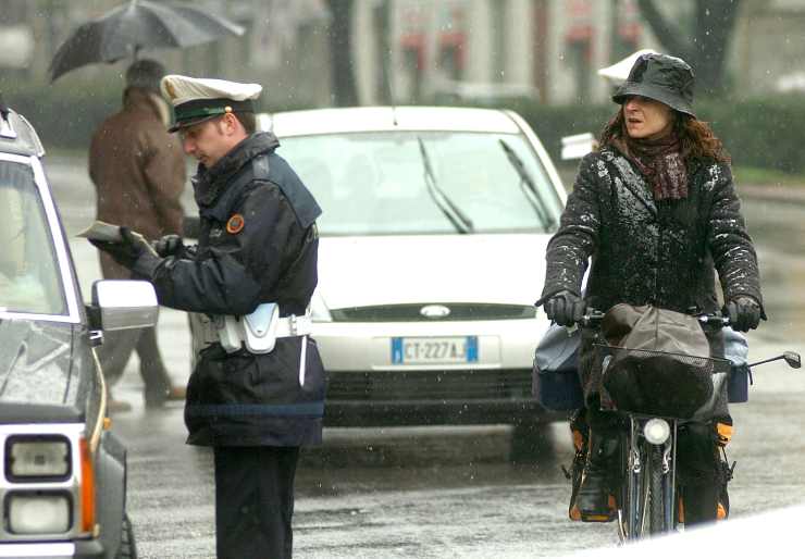 Multa e ritiro della patente per un 22enne