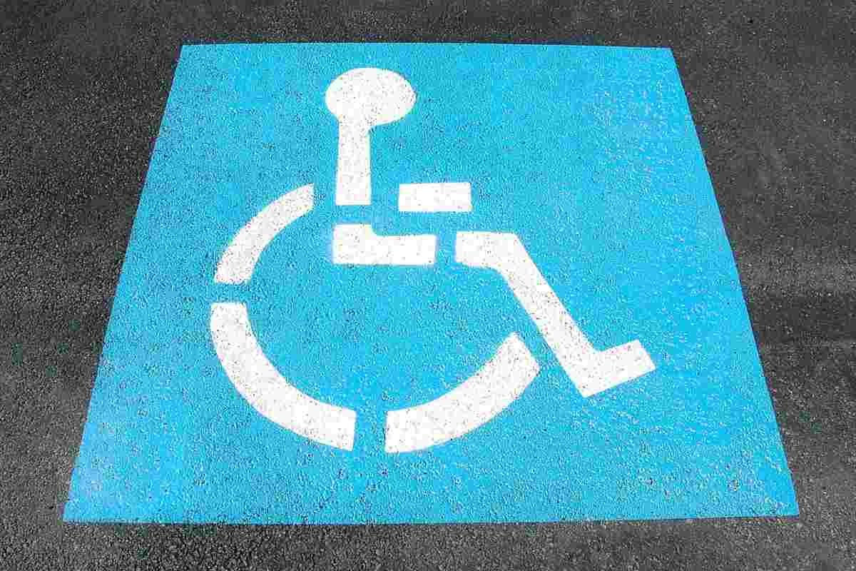 Parcheggia nel posto dei disabili