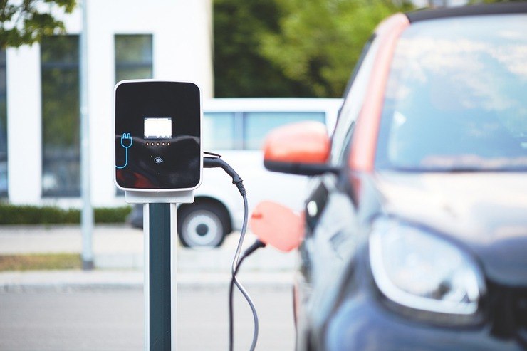 Auto elettriche, come preservare la ricarica in estate