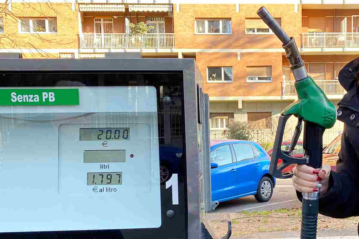 Prezzi benzina, mazzata sugli italiani: rischio altissimo