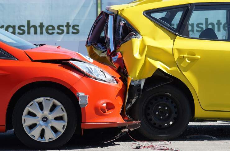 Aumenta il rischio di incidenti se si mangia mentre si guida