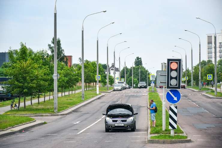 Incrocio auto, chi passa per primo