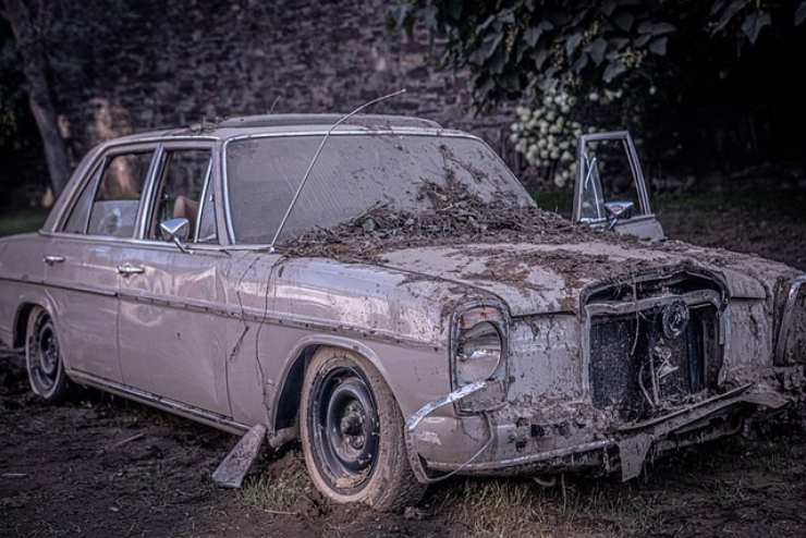 Auto alluvionata, a chi affidarsi